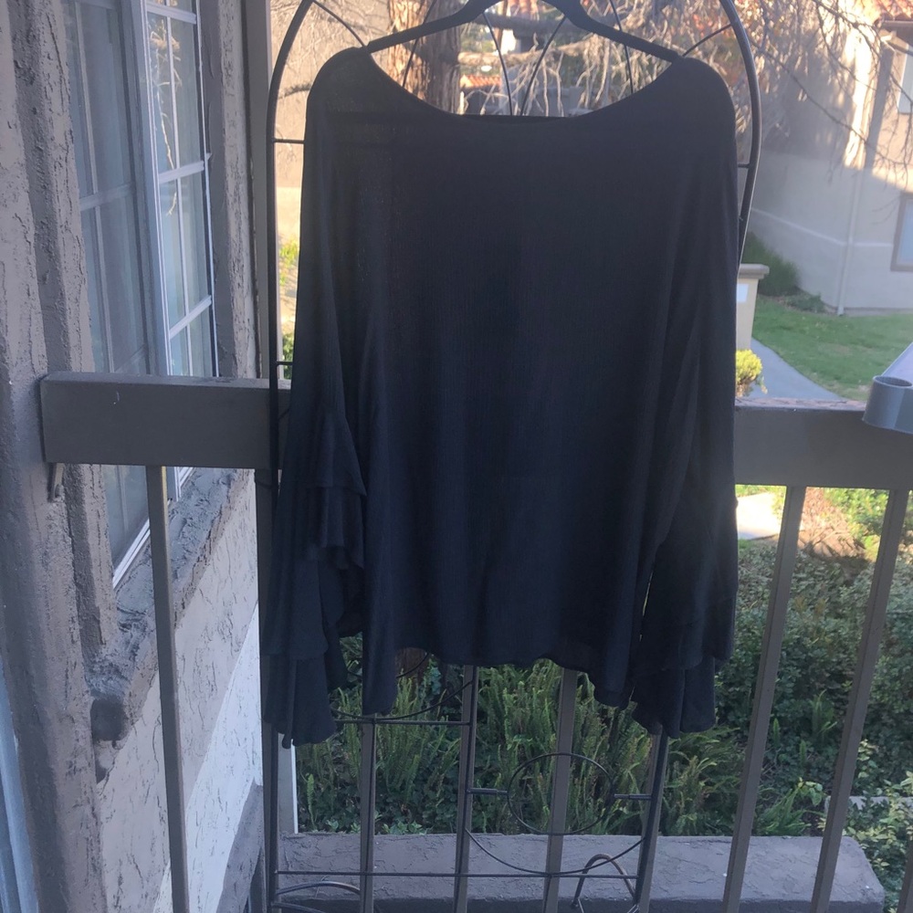 -DIane Gilman Black flare ruffled blouse si…